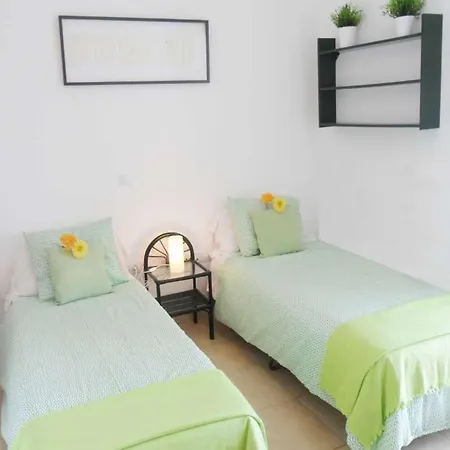Sleeps 6 Pool Wifi アパート